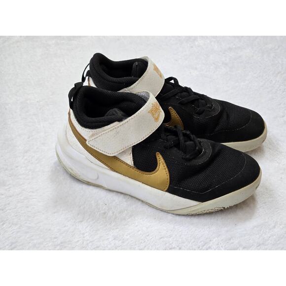 Size 1 (PS) - Nike Team Hustle D10 Low Black White Metallic Gold - Picture 1 of 7